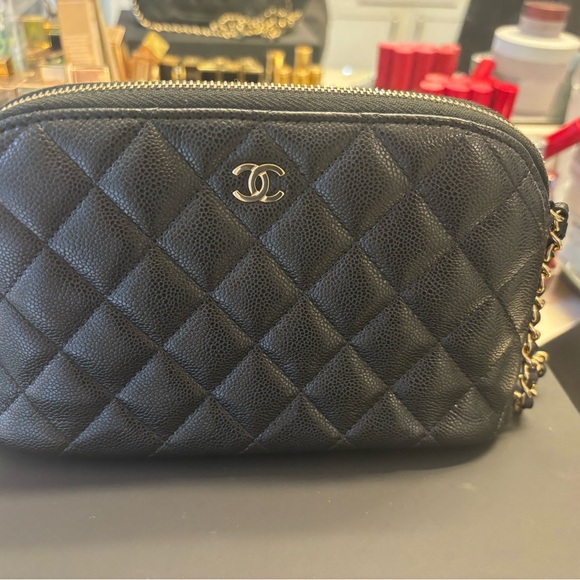 Chanel Black Quilted Crossbody Bag with Iconic CC Logo - Picture 1 of 4